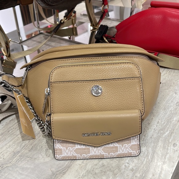 MICHAEL KORS
Maisie Large Pebbled Leather 2-in-1 Sling Pack
Camel
NWT - Picture 4 of 16